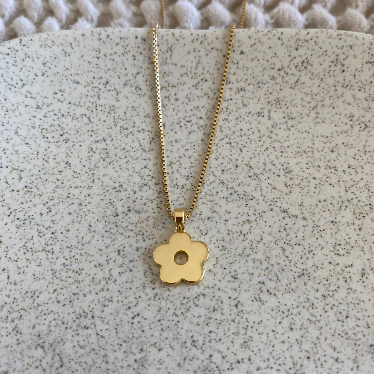Retro flower shell charm pendant necklace gold plated 18k