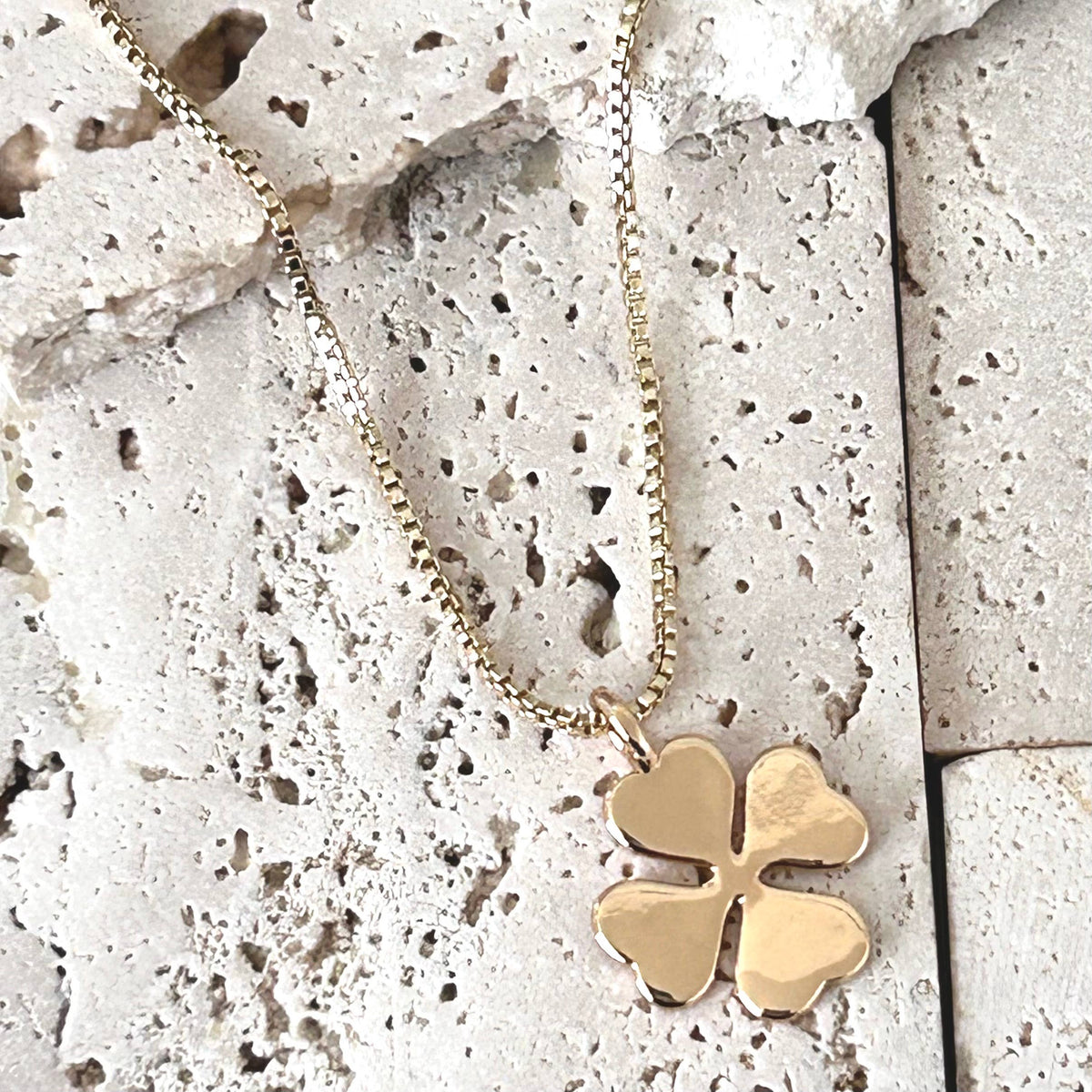 Lucky charm trebol shamrock clover pendant necklace