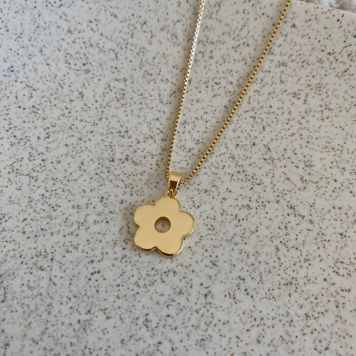 Retro flower shell charm pendant necklace gold plated 18k