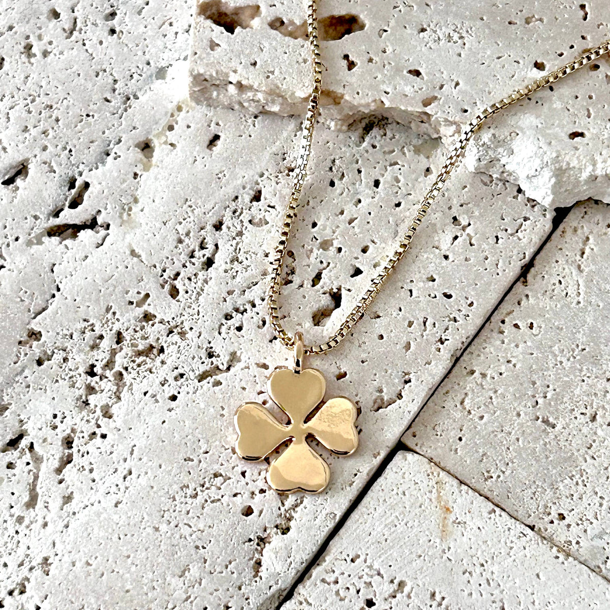 Lucky charm trebol shamrock clover pendant necklace